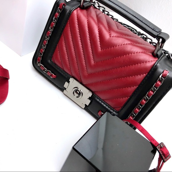 Quilted Crossbody bag with chains. - Picture 3 of 7